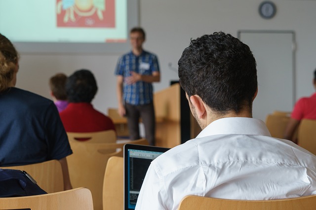lstudents in small seminar class