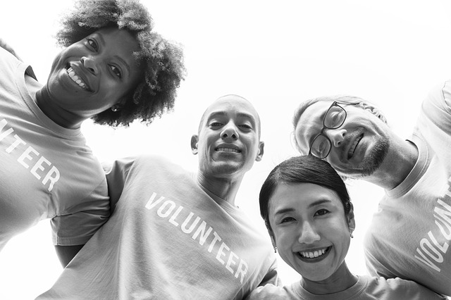 4 volunteers standing in a circle