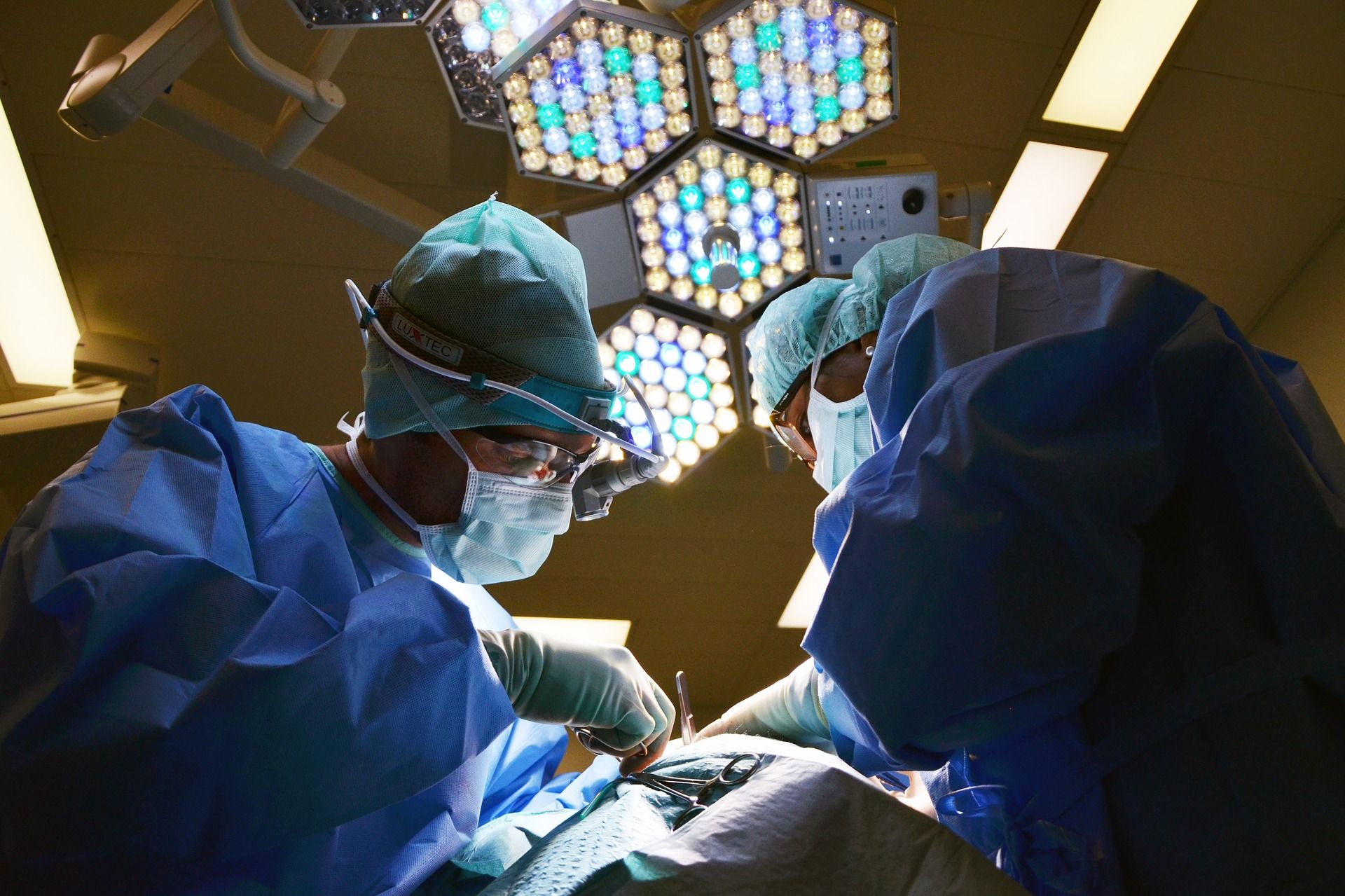 2 medical doctors operating